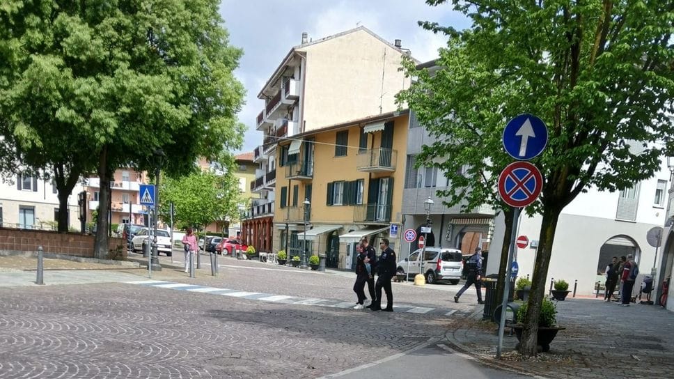 Litigano in piazza, spunta un coltello a Terno. La Polizia locale blocca due uomini