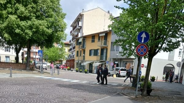 Litigano in piazza, spunta un coltello a Terno. La Polizia locale blocca due uomini