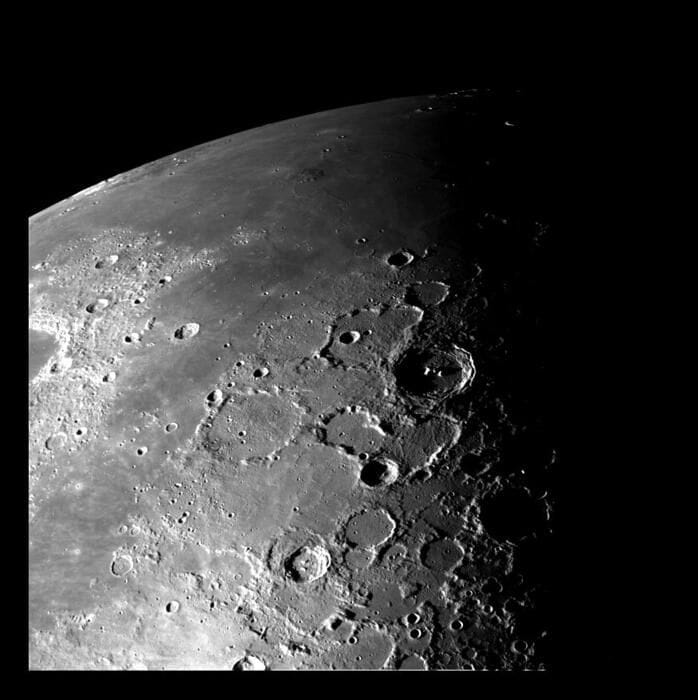 Luna, i crateri più antichi e bui i luoghi ideali per trovare l'acqua 