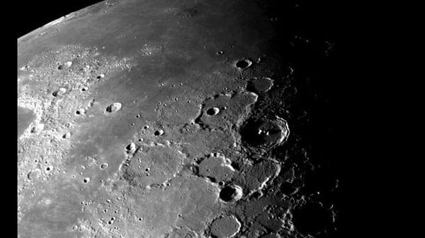Luna, i crateri più antichi e bui i luoghi ideali per trovare l'acqua 
