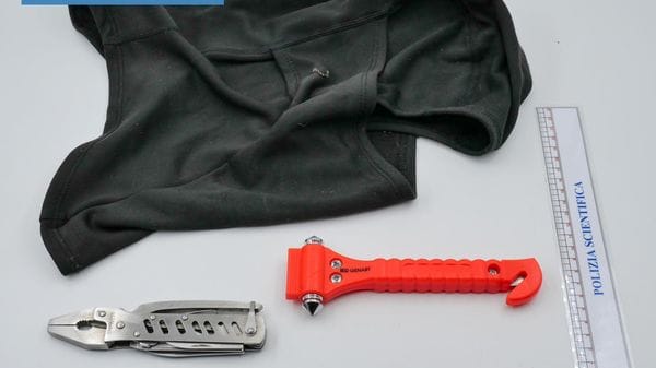 Panchina usata come ariete, spaccata al bar del Parco Olmi: fermati nella notte