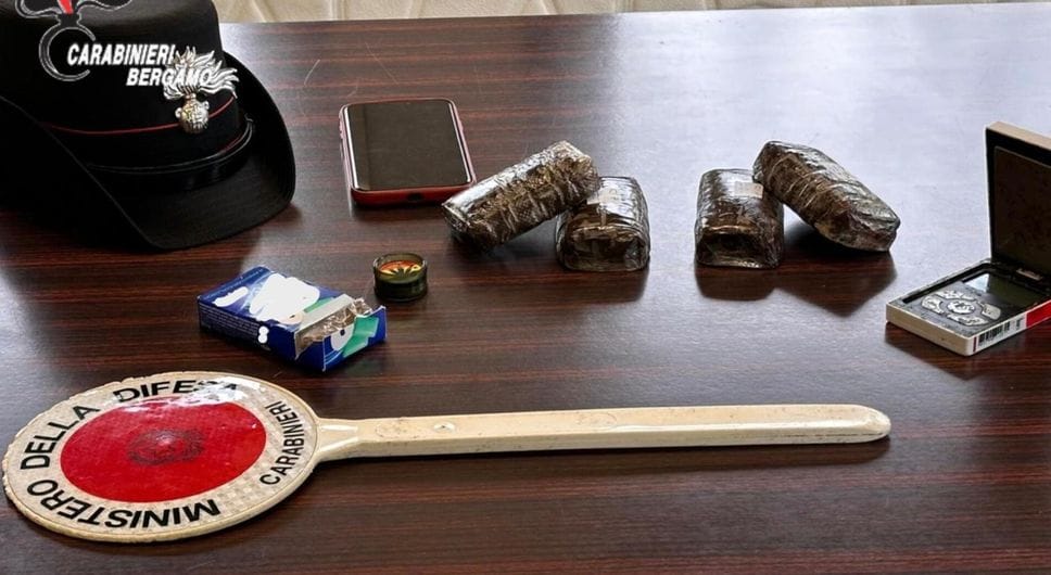 Capriate, studente arrestato per spaccio: sequestrati oltre 400 grammi di droga