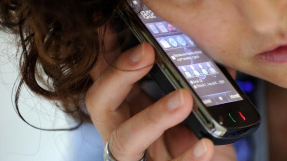 Dal barboncino alla finta eredità. Raffica di truffe via sms e social