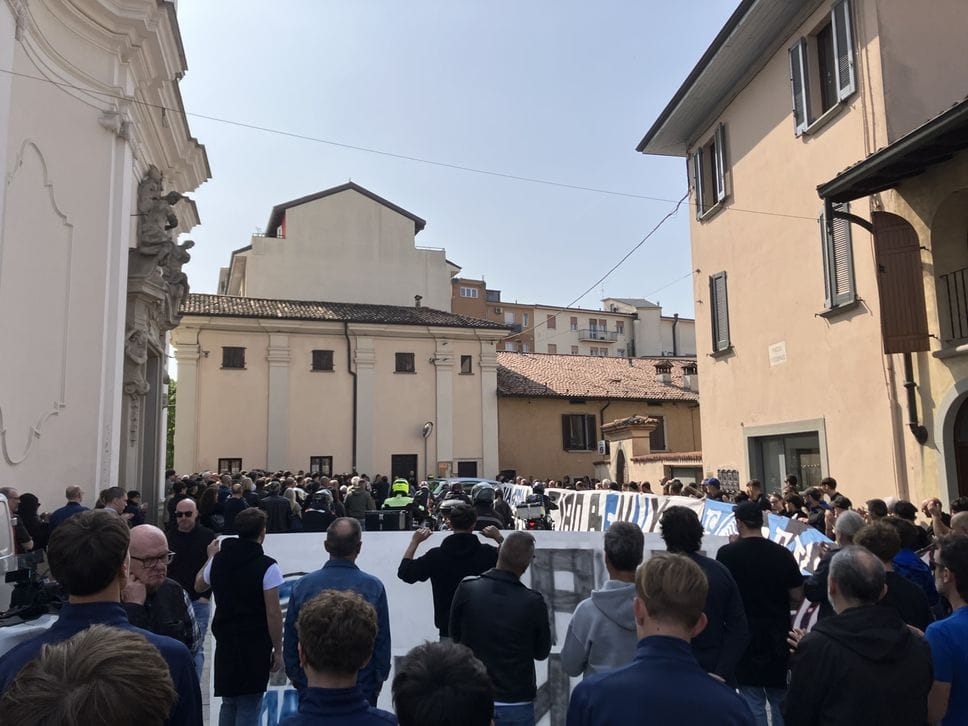 Due ali di moto e lo striscione nerazzurro per l’ultimo saluto a Fabio «Benny» Benini