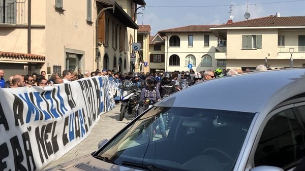 Due ali di moto e lo striscione nerazzurro per l’ultimo saluto a Fabio «Benny» Benini