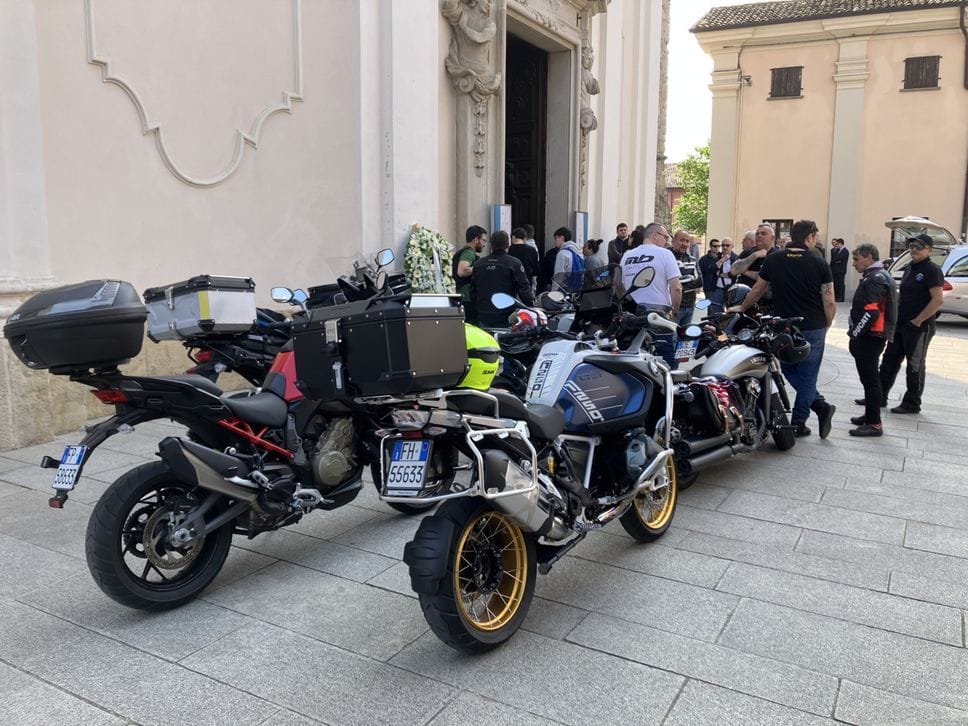 Due ali di moto e lo striscione nerazzurro per l’ultimo saluto a Fabio «Benny» Benini