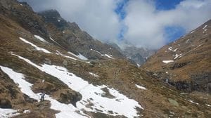 Escursionista di 37 anni muore sopra il lago di Coca: travolto da una caduta massi