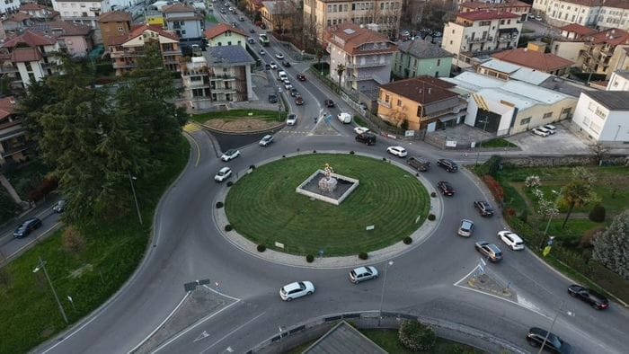 valle brembana ennesima doccia fredda per i pendolari rotatoria di arlecchino immodificabile