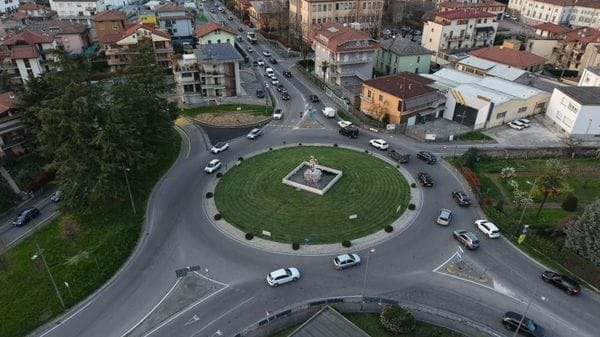 Valle Brembana, ennesima doccia fredda per i pendolari: «Rotatoria di Arlecchino immodificabile»