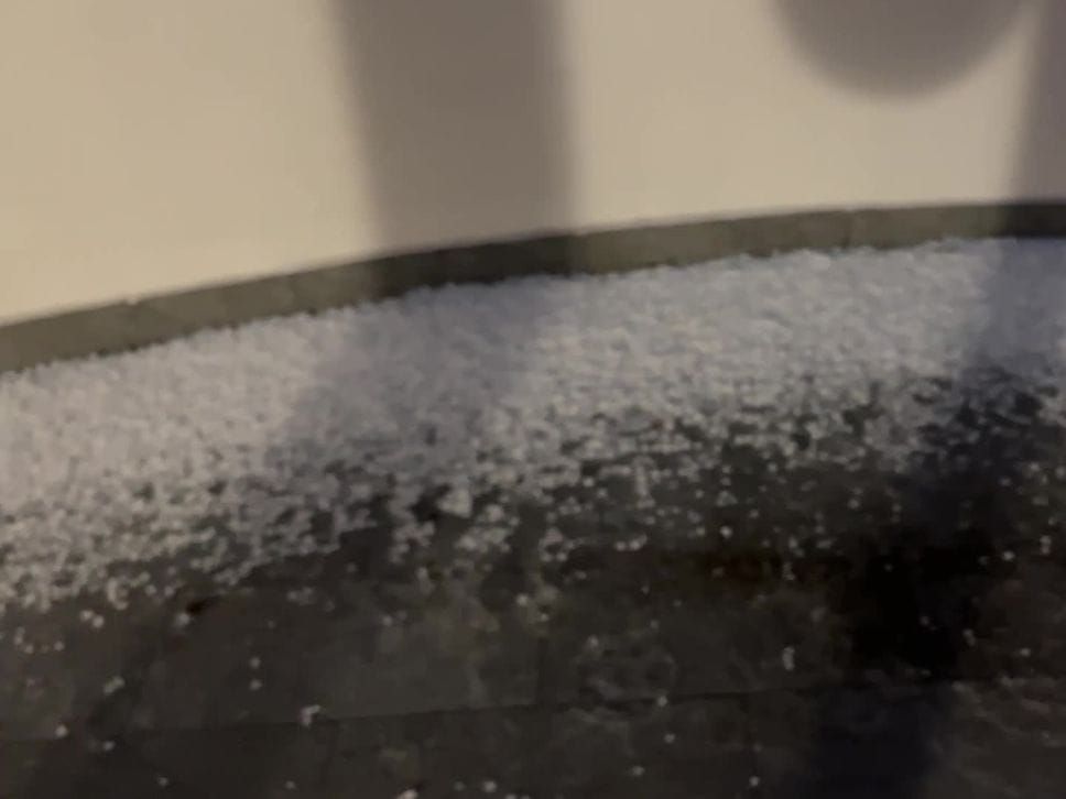 Bergamo «imbiancata» all’alba da una fitta grandinata -Foto/Video