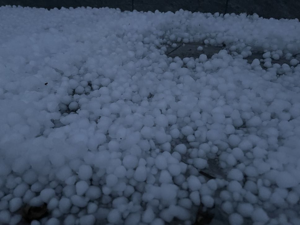 Bergamo «imbiancata» all’alba da una fitta grandinata -Foto/Video