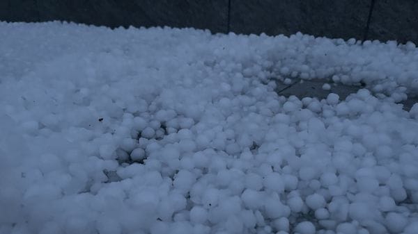 Bergamo «imbiancata» all’alba da una fitta grandinata -Foto/Video