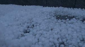 Bergamo «imbiancata» all’alba da una fitta grandinata -Foto/Video