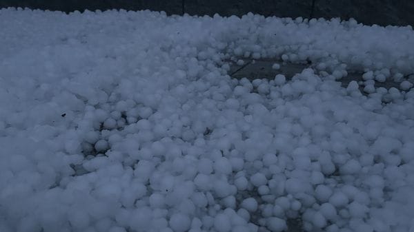 Bergamo «imbiancata» all’alba da una fitta grandinata