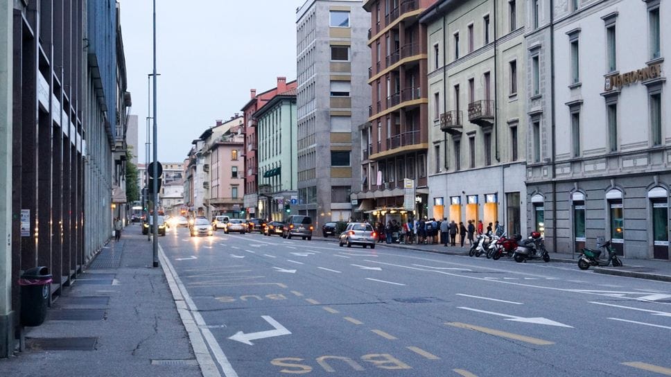 Bimbo di tre anni infastidito da due ubriachi in centro a Bergamo. La mamma: «Tanta paura»