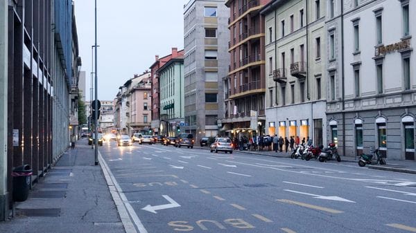 Bimbo di tre anni infastidito da due ubriachi in centro a Bergamo. La mamma: «Tanta paura»