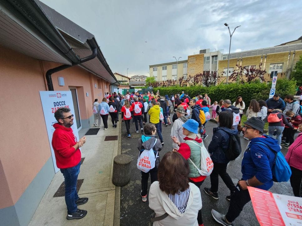In 1.800 alla camminata solidale della Caritas «Siamo sulla stessa strada»