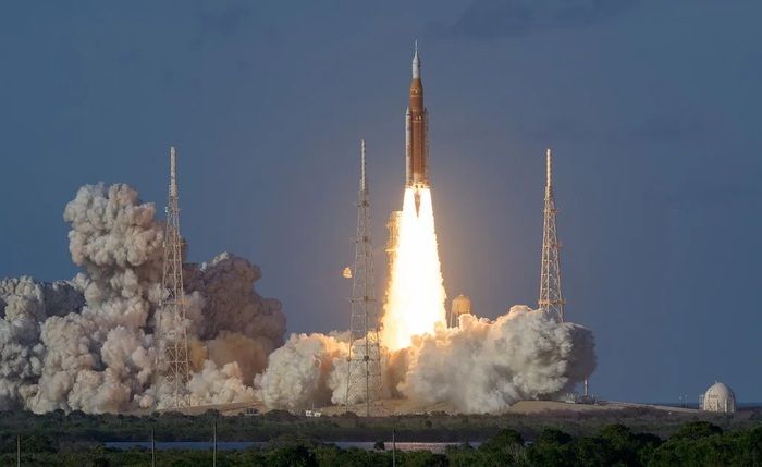 Artemis II lascia l'orbita terrestre, diretta verso la Luna