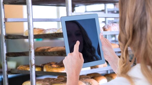 Commercio, l’IA una priorità. Assunzioni in secondo piano