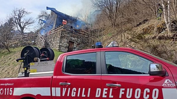 Dal camino della baita alle sterpaglie, due elicotteri per un incendio a Valleve - Foto e video