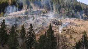 Dal camino della baita alle sterpaglie, due elicotteri per un incendio a Valleve - Foto e video