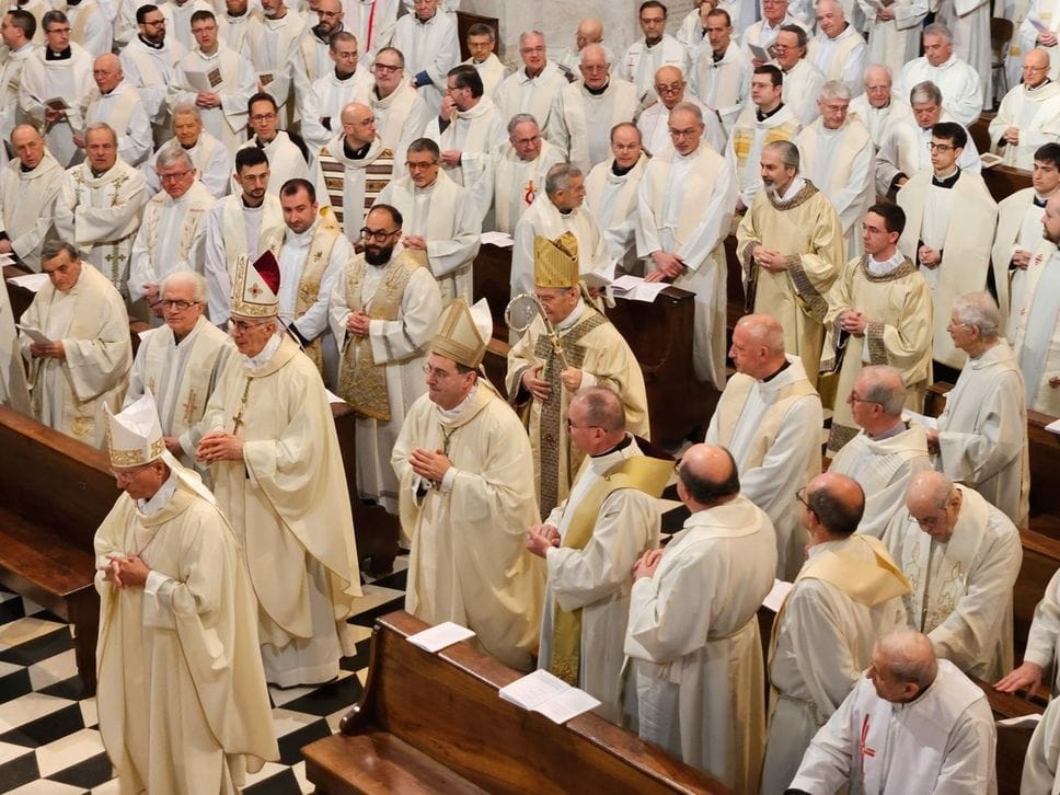 Messa del Crisma in Cattedrale, con un pensiero alle «ingiustificabili violenze in Medio Oriente»