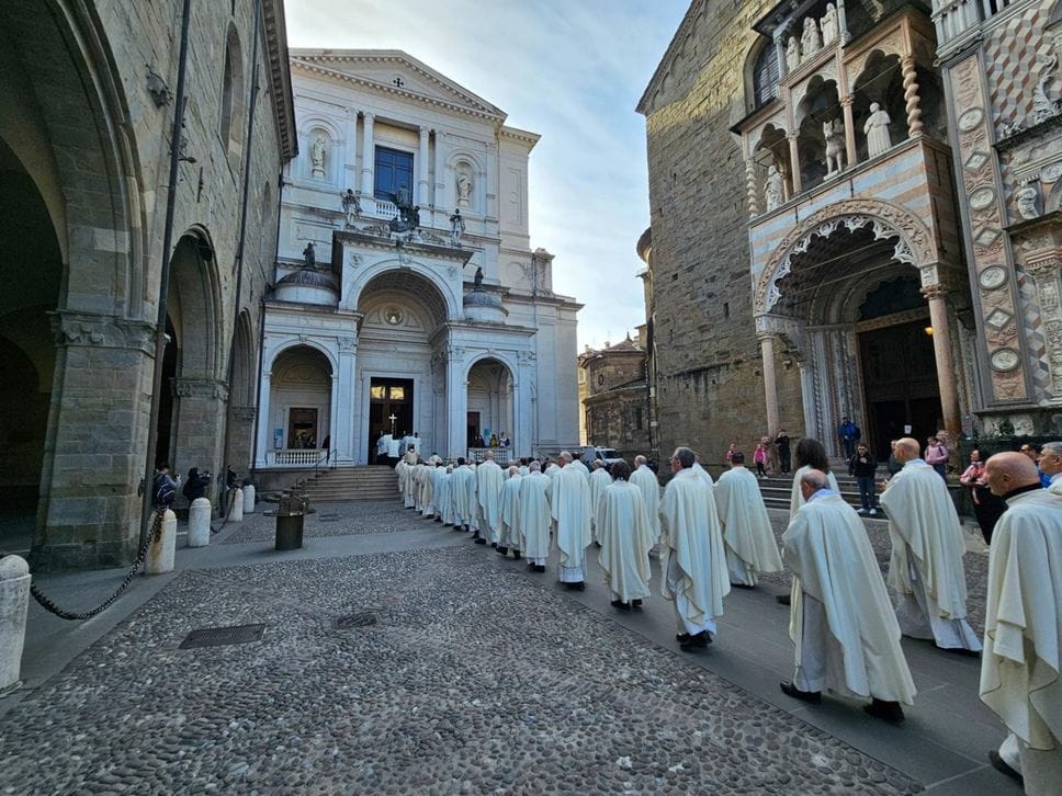 Messa del Crisma in Cattedrale, con un pensiero alle «ingiustificabili violenze in Medio Oriente»