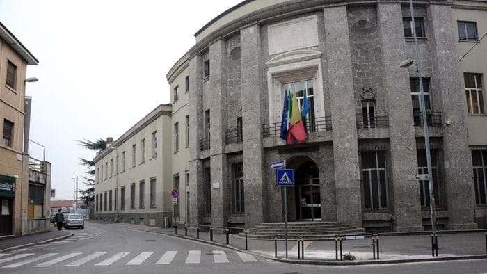 alimenti mal conservati e irregolari sequestri e sanzioni in un locale di via foro boario