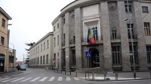 Alimenti mal conservati e irregolari: sequestri e sanzioni in un locale di via Foro Boario