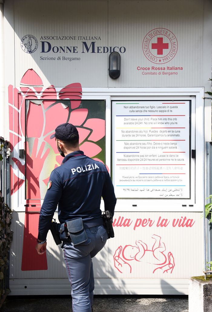 Pietro nella Culla per la Vita. Il biglietto: ti amiamo tanto