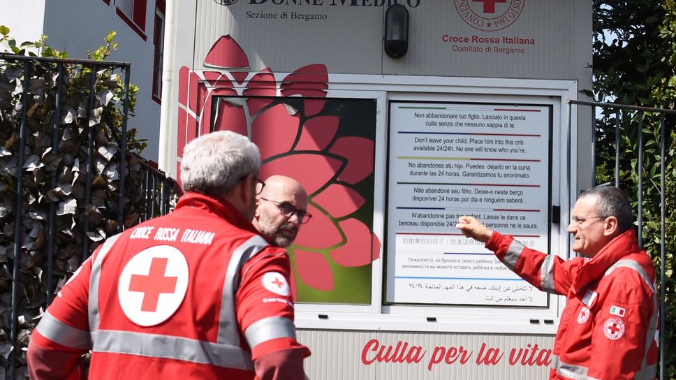 Pietro nella Culla per la Vita. Il biglietto: ti amiamo tanto
