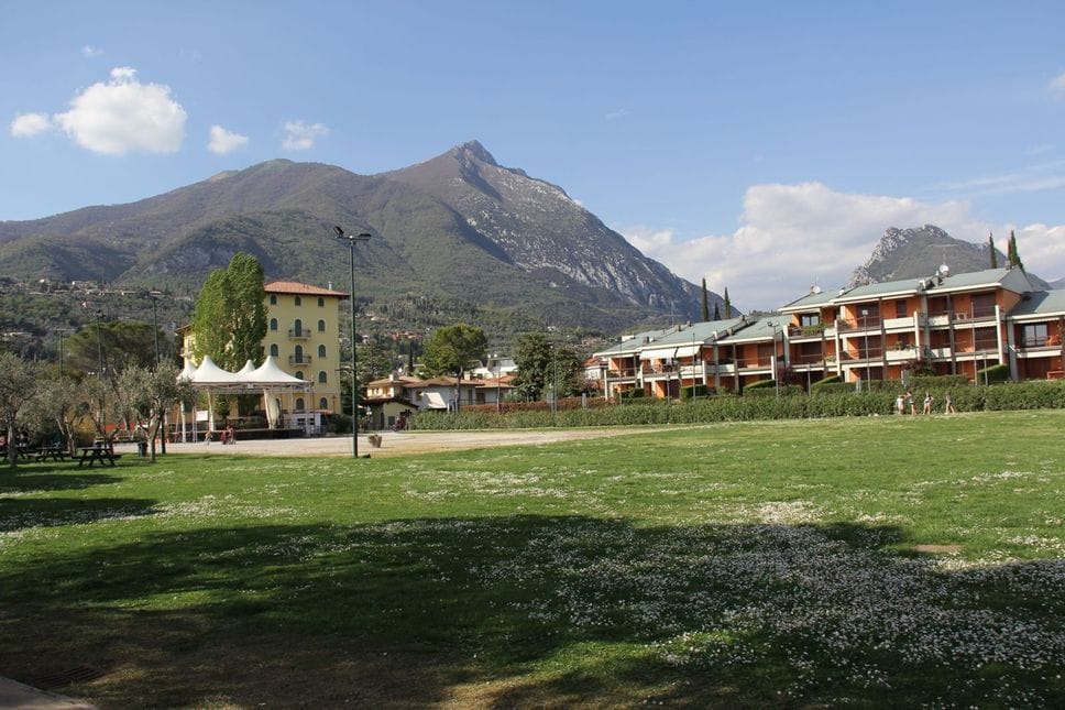 Tre papà pestati da un gruppo di maranza dopo un furto