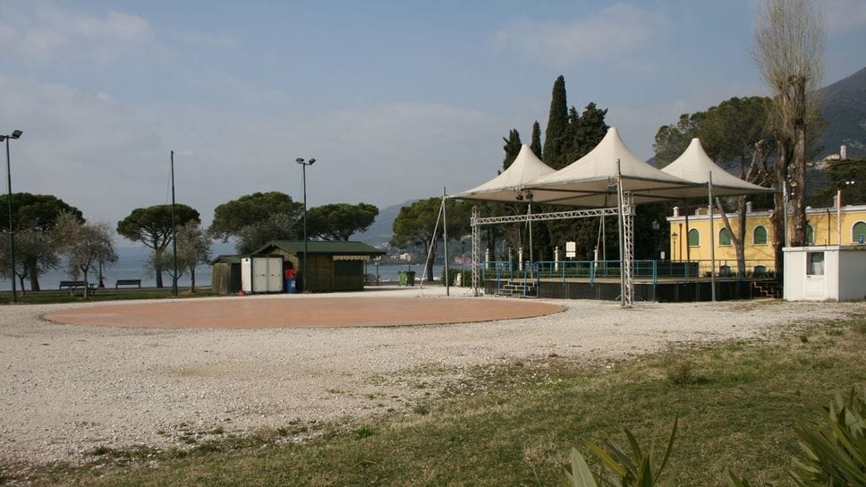 Tre papà pestati da un gruppo di maranza dopo un furto