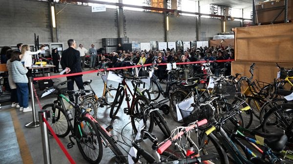 A caccia dell’affare, prima asta degli oggetti smarriti a Bergamo: 23mila euro per il sociale