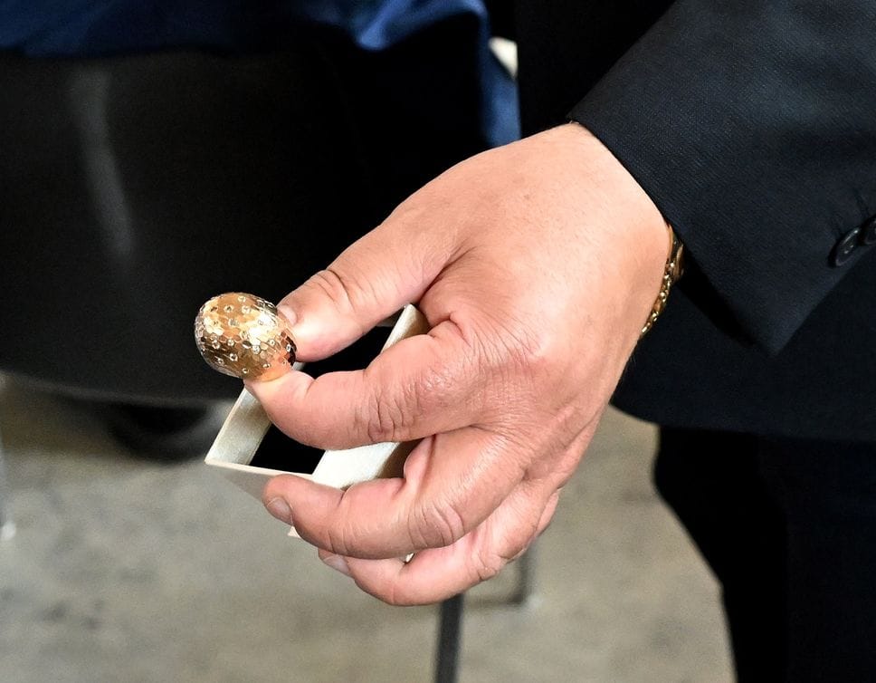 A caccia dell’affare, prima asta degli oggetti smarriti a Bergamo: 23mila euro per il sociale