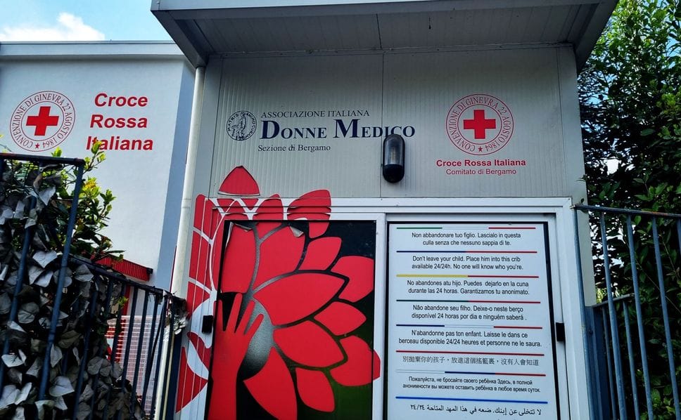 Il piccolo Pietro accudito all’ospedale  di Bergamo. «La sua mamma è stata coraggiosa e generosa»