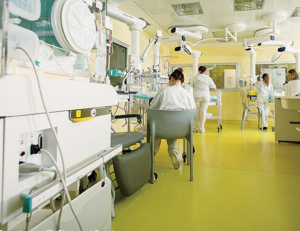 Il piccolo Pietro accudito all’ospedale  di Bergamo. «La sua mamma è stata coraggiosa e generosa»