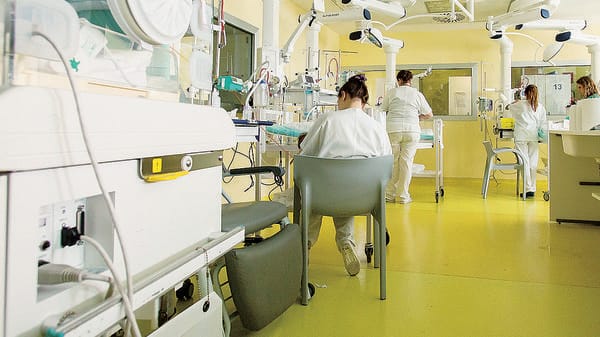 Il piccolo Pietro accudito all’ospedale  di Bergamo. «La sua mamma è stata coraggiosa e generosa»