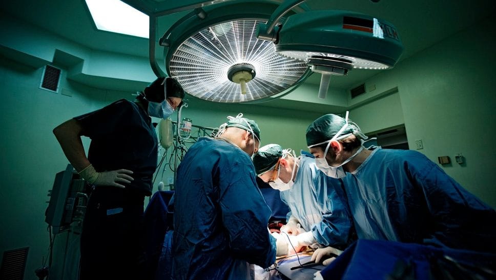 Intervento di 40 ore per separare gemelle siamesi al San Gerardo. Nello studio anche medici del «Papa Giovanni»