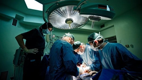 Intervento di 40 ore per separare gemelle siamesi al San Gerardo. Nello studio anche medici del «Papa Giovanni»