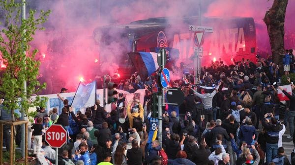 Atalanta, l'arrivo del bus della squadra accolto da centinaia di  tifosi festanti