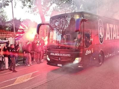 https://storage.ecodibergamo.it/media/photologue/2026/4/22/photos/cache/atalanta-larrivo-del-bus-della-squadra-accolto-da-centinaia-di-tifosi-festant_c6c37b8e-3e71-11f1-98aa-781be58f69a2_1920_1080_display.jpg