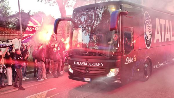 Atalanta, l'arrivo del bus della squadra accolto da centinaia di  tifosi festanti