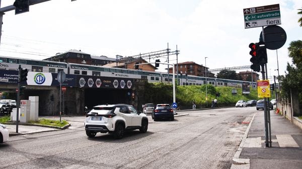 I lavori Rfi in ritardo rallentano quelli dell’e-Brt: slitta la prima corsa del bus elettrico
