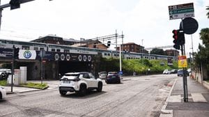 I lavori Rfi in ritardo rallentano quelli dell’e-Brt: slitta la prima corsa del bus elettrico