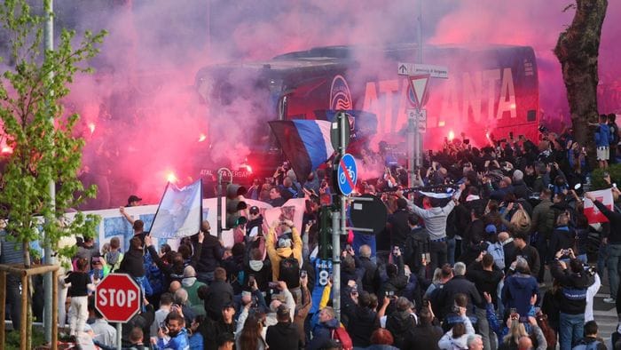 https://storage.ecodibergamo.it/media/photologue/2026/4/22/photos/cache/il-calore-dei-tifosi-bus-dellatalanta-accolto-da-due-ali-di-folla-festante-fo_9ed18bb4-3e73-11f1-8778-f6b3a4207f4e_1920_1080_v3_large_16_9.jpeg