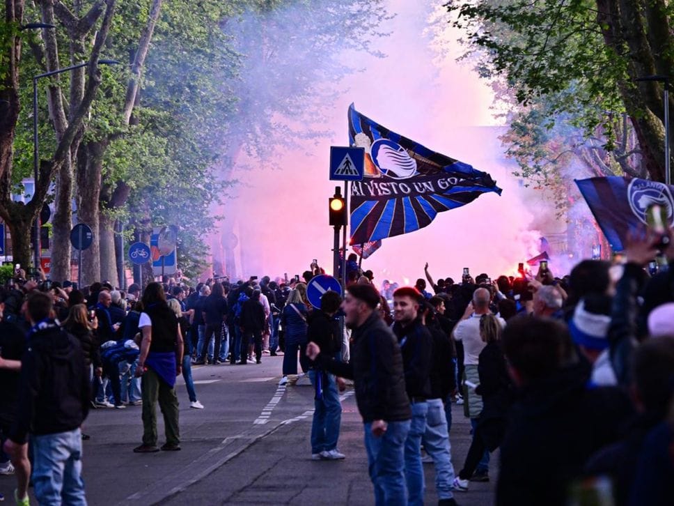Il calore dei tifosi: bus dell’Atalanta accolto da due ali di folla festante- Foto/Video