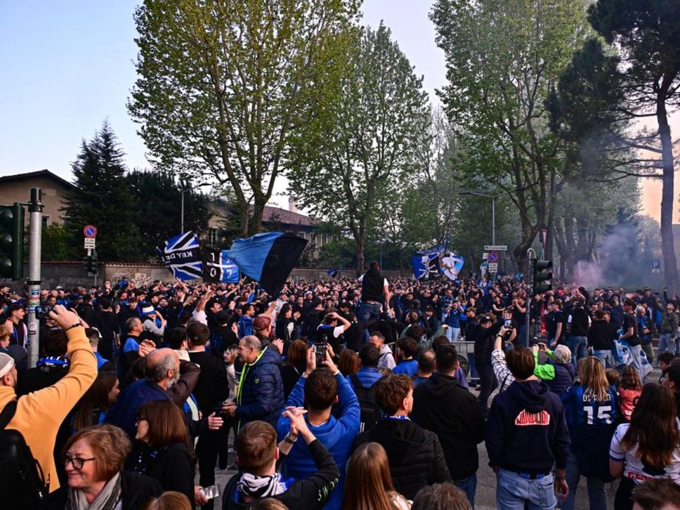 Il calore dei tifosi: bus dell’Atalanta accolto da due ali di folla festante- Foto/Video