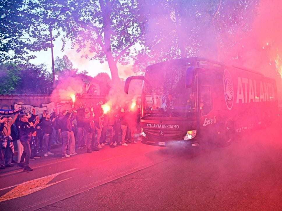 Il calore dei tifosi: bus dell’Atalanta accolto da due ali di folla festante- Foto/Video