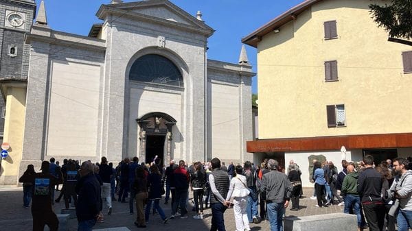 Folla a Gazzaniga per  l’ultimo saluto a Evar